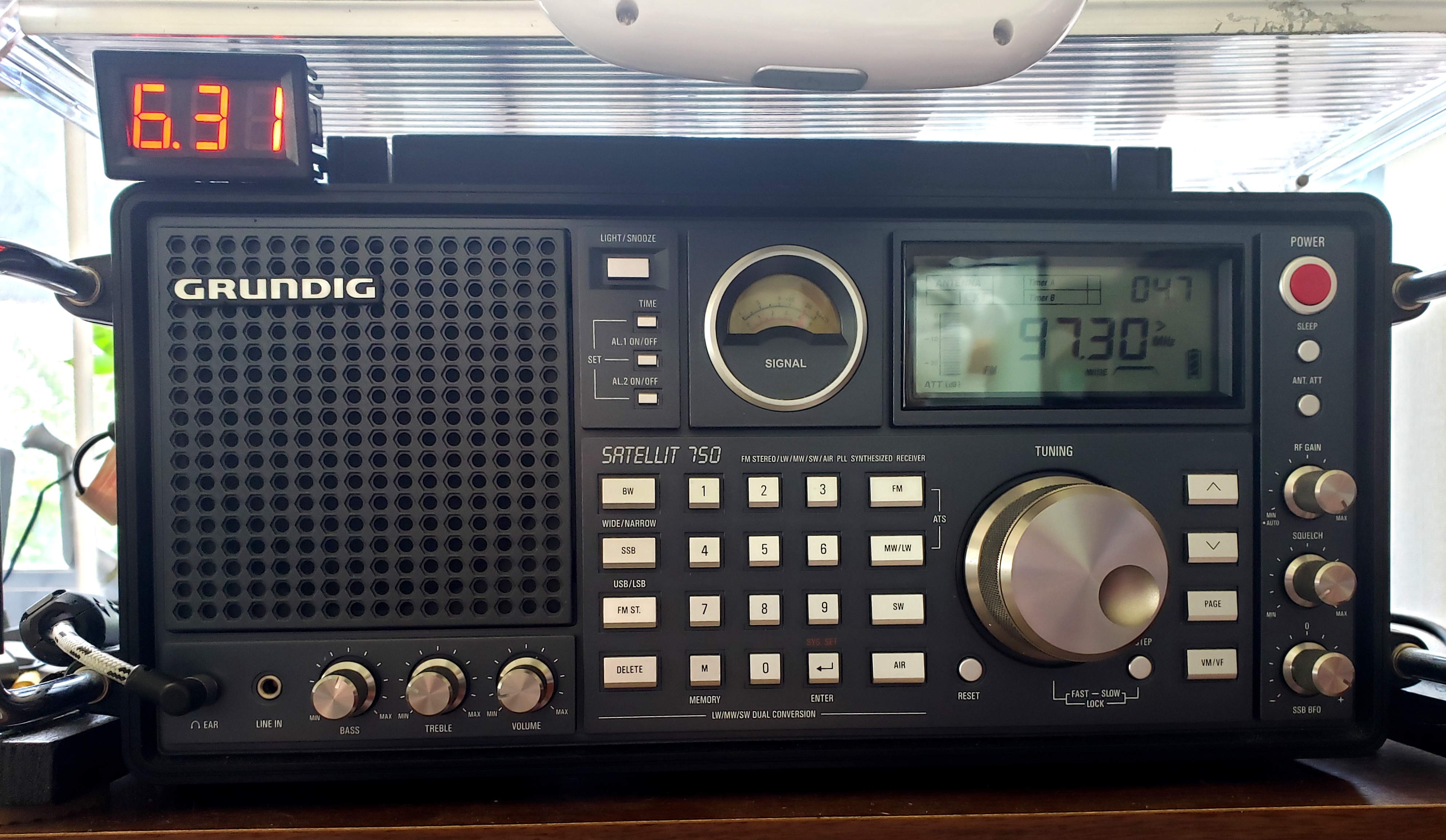 Grundig with volt meter.jpg