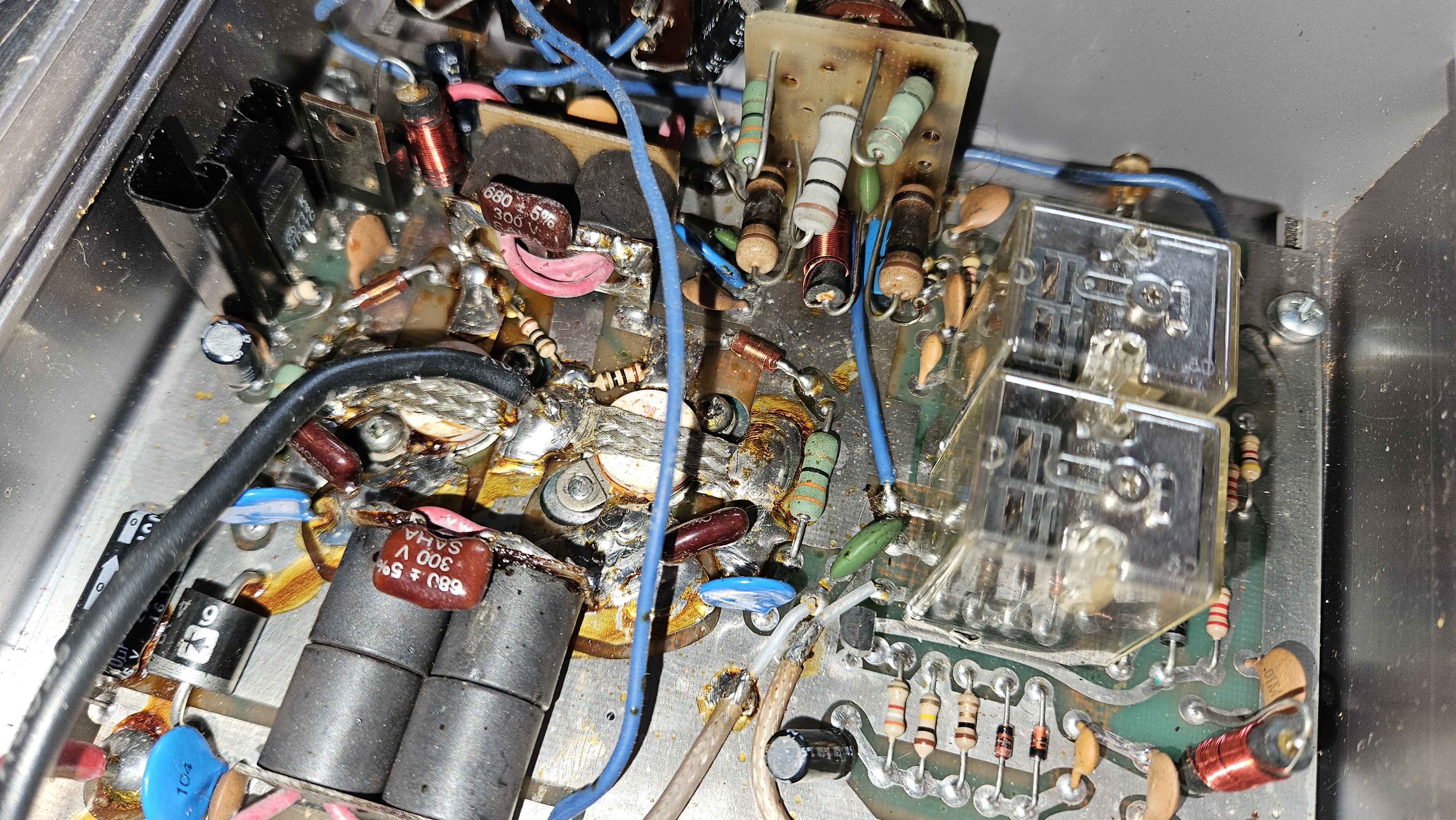 Magnum 2000 amp resistors.jpg