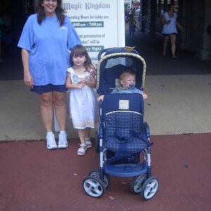 waltdisney 002Mommy,patty with the kids at disney