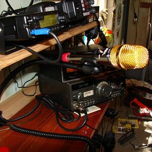 Close up of my new Heil Goldline GM-5 mounted to a goose neck, complete with foot switch...(not seen in photo)...
At the bottom of photo is the Heil H