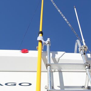 40/80 meter doublet attached to fiberglass mast