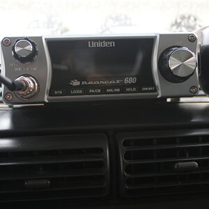 Uniden 680 mounted in the Jeep