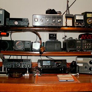 2014 Operators Chair
Lower Left/YAESU FT-950
Lower Center/ YAESU FTdx3000
Lower Right/DRAKE L4B Amplifier
Center Right/YAESU FT-990+ Deluxe SP-6 speak