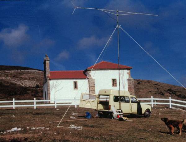 1989 4F6 n Tonna17

/P near the Ebro Reservoir near Reinosa. IN73. 17 el Tonna.
Renault 4F6, an excellent van for operating inside. Table, chair...it 
