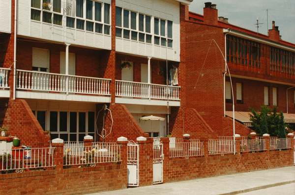 1989 Living in rented accomodation. Valiant attempts to get a signal out! Homebrew magnetic loop on the patio. The
magloop worked fairly well but made