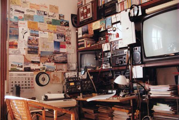 1991 02

The rig tuned to 14.147. "Amigos' Net" days. Our beloved leader, Ross, G0JQJ, even appears in a foto on the board there!