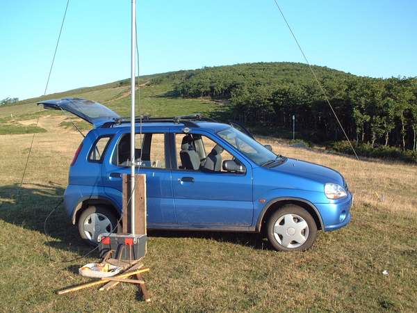 2001 07 22 Tropo 04

The double plank (Heavy Oak) method. Hinges between planks. Drive into position after erecting antenna! Plank on ground is pegged