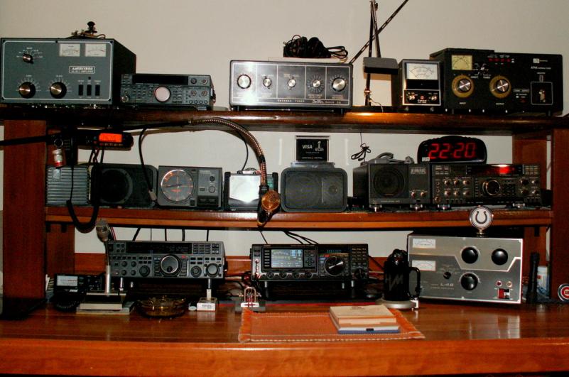 2014 Operators Chair
Lower Left/YAESU FT-950
Lower Center/ YAESU FTdx3000
Lower Right/DRAKE L4B Amplifier
Center Right/YAESU FT-990+ Deluxe SP-6 speak