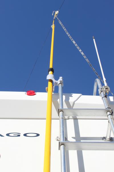 40/80 meter doublet attached to fiberglass mast