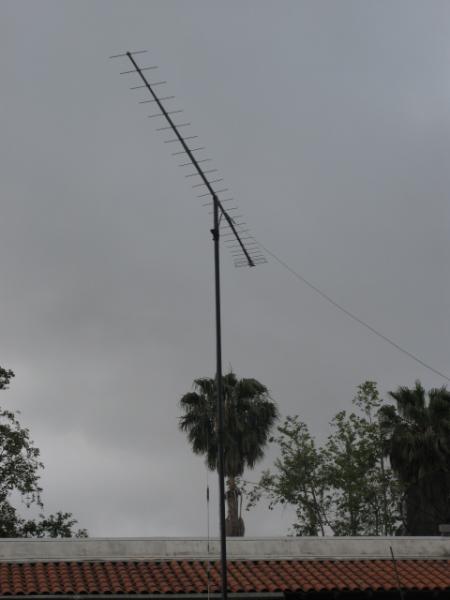 440 Mhz yagi on a break-down mast mounted on a Land Rover