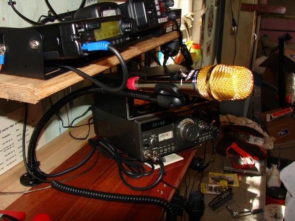 Close up of my new Heil Goldline GM-5 mounted to a goose neck, complete with foot switch...(not seen in photo)...
At the bottom of photo is the Heil H