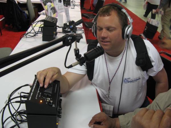 Happy_Hamer doing a demo with the W2IHY equipment