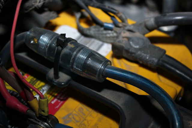 Inline power supply fuse at the battery
