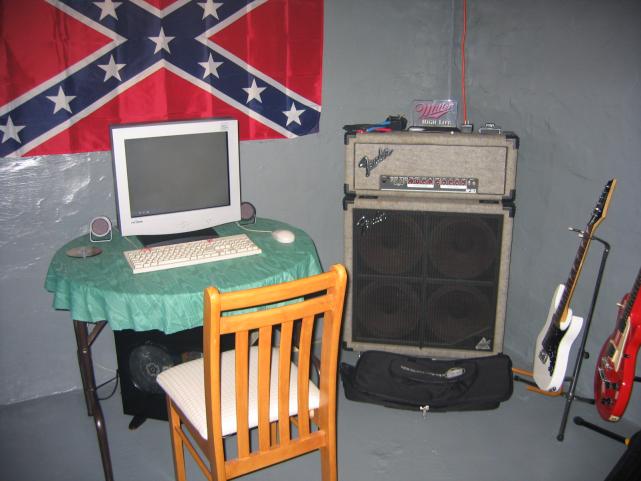 My first HP barebones creation. You can't see the case cause' it's under the table. A Huber Chakra full tower, Windows XP Professional edition with SP