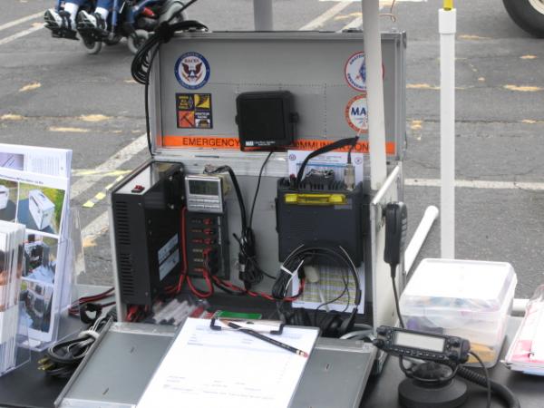 Neat storage/transport box for vhf/uhf portable