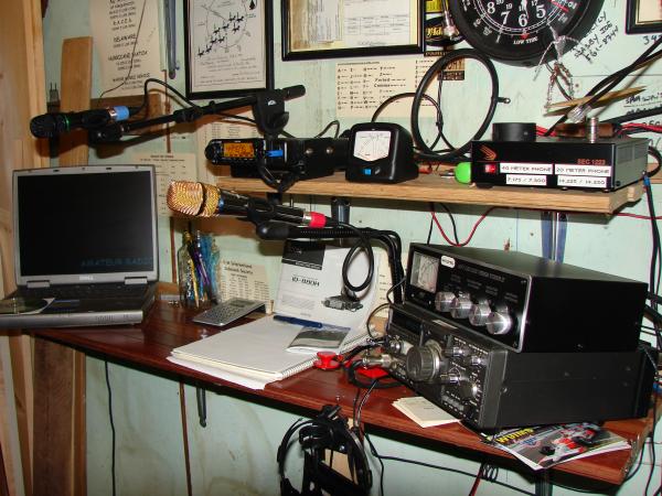 Side view of my latest arrangement.....
Icom ID-880H with Heil HM-ic Mic on a Heil short boom....
Kenwood TS-130S with Heil GM-5 on goose neck...