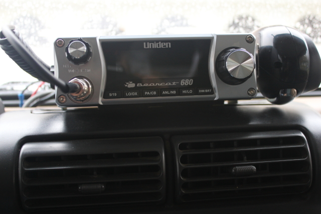 Uniden 680 mounted in the Jeep
