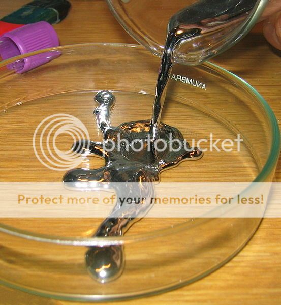 553px-Pouring_liquid_mercury_bionerd.jpg